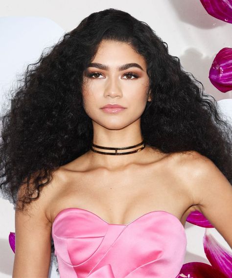 Frizzy Hairstyles, Celeb Hairstyles, Mode Zendaya, Hairstyles For Fat Faces, Zendaya Maree Stoermer Coleman, Zendaya Style, Fav Celebrities, Dark Brown Hair Color, Zendaya Coleman