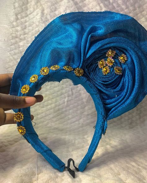 When you hear O por pa! Na this headpiece dem dey refer to This headpiece speaks elegance and royalty😍 I really love this particular aso oke headpiece because it’s an attention seeker 😂 You don’t need to say a word at that party, just show up with this headpiece and thank me later😍 Send a dm now to order for yours at affordable price 😍 We have different designs of aso oke headband, you can give us your aso oke or you buy aso oke from us🙈 anyhow you want it, let’s make this gorgeous headpiece... Aso Oke Fascinator, Mind Your Business, Sewing Headbands, Classy Hats, Headband Fascinator, Bridal Fascinator, Chic Dress Classy, Lace Gown Styles, Gown Styles