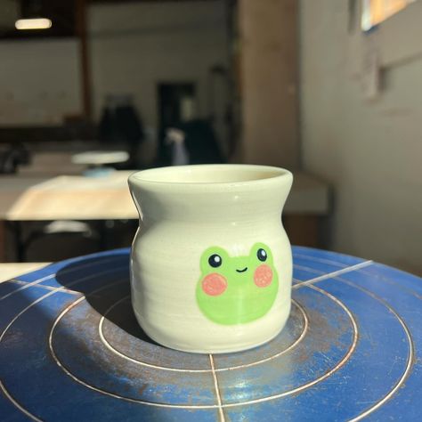 Frog Ceramics Pottery, Frog Pottery Painting, Frog Pottery, Frog Mug, Paint Ceramic Ideas, Ceramic Frogs, Diy Pottery Painting, Diy Pottery, Clay Art Projects