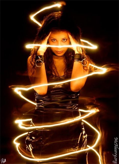 light painting photography 3 Experiment Photography, Painting Person, Light Trail Photography, Lighting Painting, Light Graffiti, Light Painting Photography, Low Light Photography, Long Exposure Photography, Painting Photography