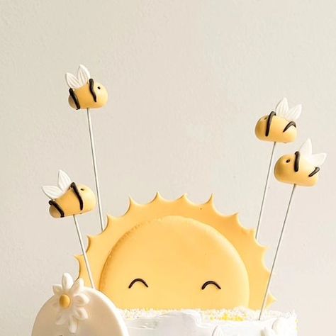 Budding Bees by Akshita | Social Media Expert | Bakers Guide on Instagram: "🐝🐝 🎥Credits: @ffloresbolosartisticos   🐝Follow @budding_bees ( #thebuddingbees ) for more! 🐝 . . [ Cake design ideas, easy cake designs, beautiful cake, cake inspiration, designer cakes, luxury, baking, homebakers, small business growth, hacks, baking tips, tips & tricks, cake hacks, small business growth, like, share, comment   #weddingcake #wedding #cake #cakes #cakedecorating #cakestoday #cakesofinstagram  #cutecake #cakescakescakes #elegantcake #luxurycake ]" Cake Designs Beautiful, Easy Cake Designs, Enchanted Birthday, Sun Cake, Cake Design Ideas, Sun Birthday, Cake Hacks, Luxury Cake, Designer Cakes