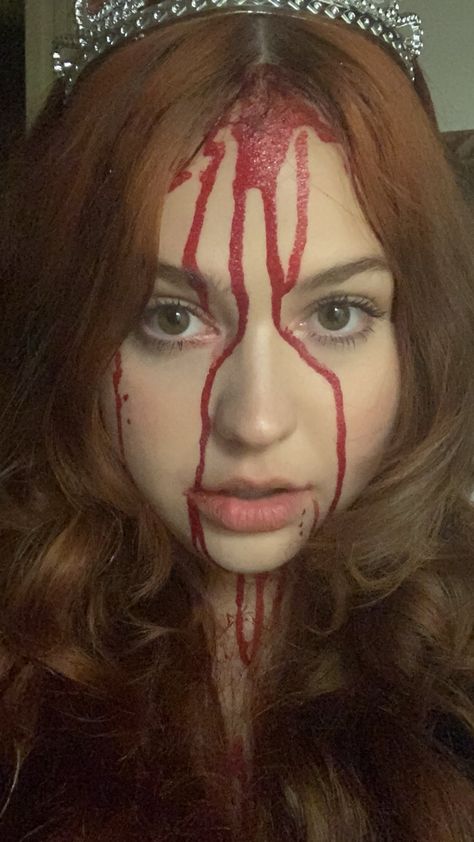 #halloween #halloweencostumeswomen #carrie Carrie Costumes Halloween, Carrie Costume Makeup, Carrie Outfits Halloween, Carrie Couple Costume, Carrie Halloween Makeup, Carrie Fantasia, Carrie Costume Aesthetic, Carrie Halloween Costume Makeup, Fantasia Carrie