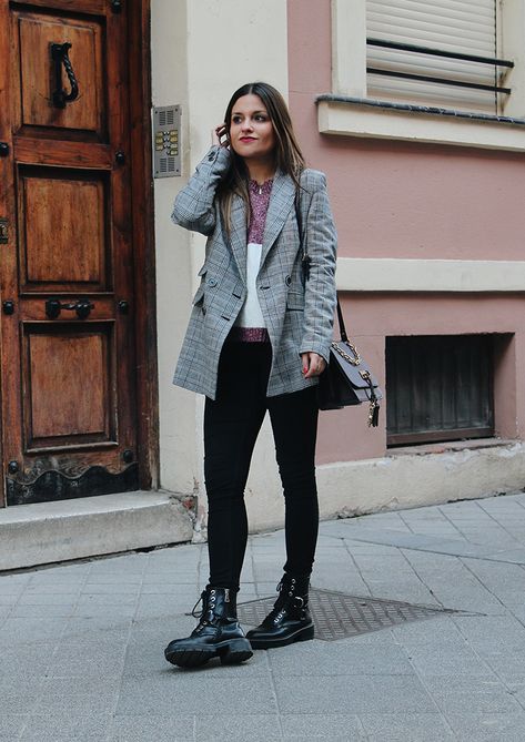 Outfit con botas militares y blazer de cuadros Office Combat Boots Outfit, Outfits Con Botines Y Jeans, Outfits Con Botas Combat, Outfits Con Botas Y Jeans, Outfits Leggins, Combat Boot Outfits, Combat Boot Outfit, Outfits Juvenil, Outfit Botas