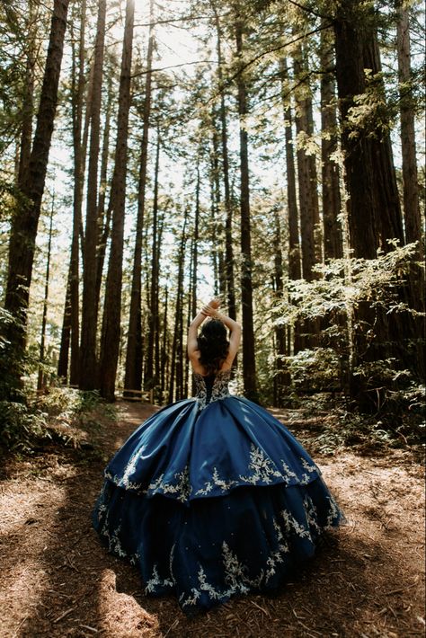 Quinceañera Photoshoot Ideas In Snow, Photoshoot Quinceanera Ideas, Quince Portraits Photo Shoot, Forest Quince Photoshoot, Quince Soccer Pictures, Snow Quinceanera Pictures, Enchanted Forest Quinceanera Photoshoot, Enchanted Forest Photoshoot Ideas, Quinceañera Poses Ideas