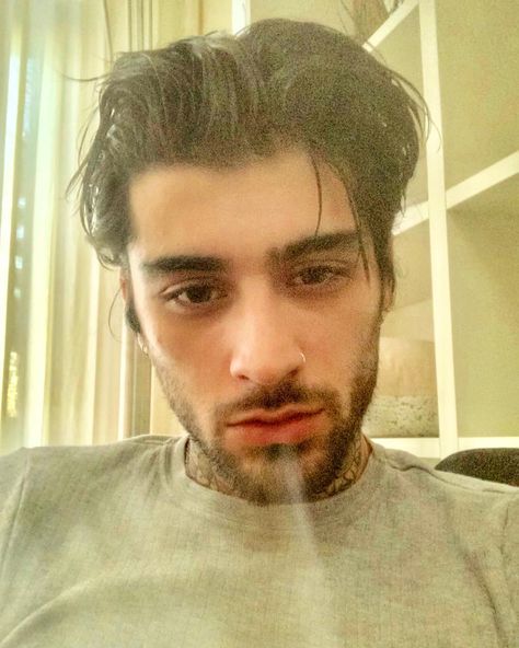 Zayn wants to send you all happy vibes and love with a new selfie😃❤️ Hairstyles Zayn, Zayn Malik Wallpaper, Zayn Malik Hairstyle, Zayn Malik Style, Gambar One Direction, Zayn Malik Pics, Faded Hair, Hair Styles 2014, Pop Singers