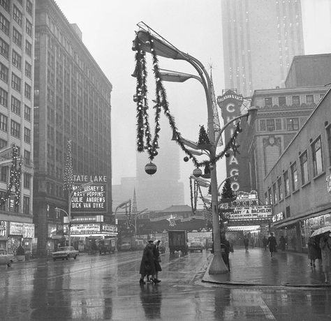 Revisit Downtown Chicago During the Holidays of Decades Past - Curbed Chicagoclockmenumore-arrownoyes : Chicago Christmas, Chicago Pictures, Chicago History, Vintage Christmas Images, Chicago Photos, My Kind Of Town, Mid Century Christmas, Chicago City, State Street