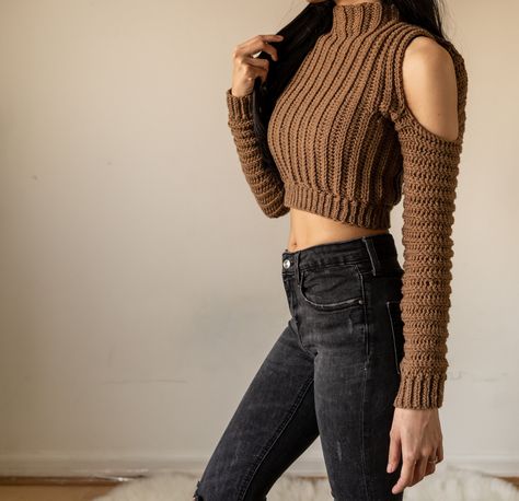 Turtleneck Hoodie, Crochet Top Outfit, Crochet Hoodie, Crochet Crop Top Pattern, Mode Crochet, Hoodie Pattern, Crochet Fashion Patterns, Youtube Instagram, Crochet Cardigan Pattern