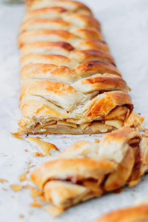 Danish Apple Bars, Danish Pastry Apple Pie Bars, Apple Pie Danish Recipe, Pioneer Woman Puff Pastry Braid, Apple Puff Pastry Braid, Apple Danish Braid, Apple Caramel Puff Pastry Braid, Apple Braid, Puff Pastry Braid