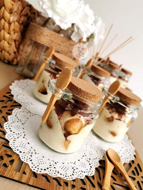 Juste.. Mmmmm ! Savez-vous ce que veut dire tiramisu ?"Tire moi vers le haut" Le tiramisu se pose aujourd’hui comme l’un des desserts incontournables : composé de biscuits imbibés de café, d'une crème au mascarpone et de cacao, c'est un vrai nuage en bouche !Déjà présenté sans chichi dans un généreux plat familial, je vous le présente aujourd'hui en version individuel dans mes verrines trooooop canon !!Le secret d'un bon tiramisu ? La patience..! Il doit reposer suffisamment longtemps au frais Dessert Box, Pop Up Bar, Dessert Boxes, Cute Baking, Outdoor Cafe, Club Sandwich, Camembert Cheese, Biscuits, Sandwiches