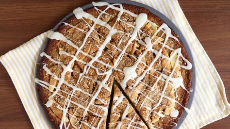 The ultimate dessert hybrid, this sweet treat combines the ease of fruit pizza with the homey goodness of apple crisp. Try it tonight! Betty Crocker Apple Crisp, Healthy Fruit Pizza, Oatmeal Crisp, Pizza Maker, Cookie Pizza, Apple Pies, Fruit Pizza, Cookie Crust, Cookie Mix