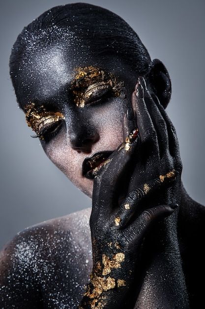 Foto gratuita hermoso maquillaje artísti... | Free Photo #Freepik #freephoto #peinado-mujer #chica-maquillaje #labios-mujer #hermoso Black And Gold Makeup, Make Up Gold, Face Art Makeup, Avant Garde Makeup, Gold Makeup, Crazy Makeup, Foto Art, Body Makeup, Fantasy Makeup