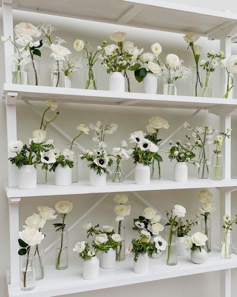 White Vase With White Flowers, Minimal White Flower Arrangements, Wedding Flower Vase Centerpieces, White Dahlia Wedding Centerpieces, Bud Vase Centerpiece White Flowers, Minimal Bridal Bouquet White, White Vase Wedding Centerpiece, Anemone Bud Vase Centerpiece, White Flower Bud Vases Wedding