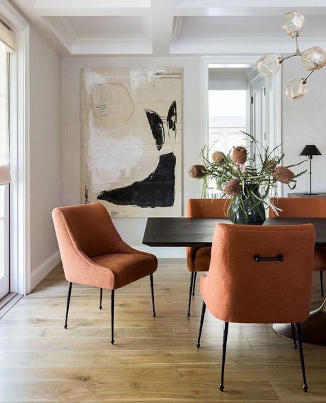 Visual Method (@visual_method) • Instagram photos and videos Orange Dining Room Chairs, Midcentury Modern Dining Room, Cream Dining Room, Orange Dining Room, Warm Dining Room, Brown Dining Room, Orange Dining Chairs, Neutral Dining Room, Dining Room Paint Colors