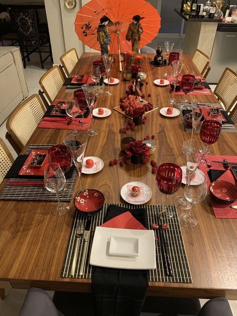 18 Aesthetic Dinner Party Ideas – SeasonOverload Korean Dinner Table Aesthetic, Japanese Table Decor, Japanese Table Setting Decor, Sushi Table Setting, Asian Tablescape, Japanese Diner, Japanese Dinner Party, Sushi Dinner Party, Hibachi Party