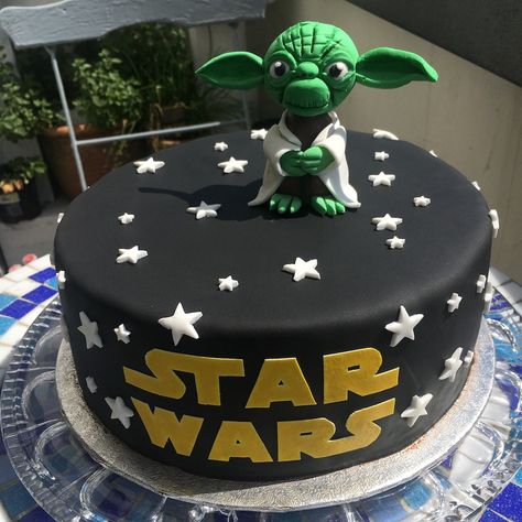 Star Wars Motivtorte selber machen. Mit ganz einfach Tipps zaubert auch ihr tolle Motivtorten. Meister Yoda wurde aus Fondant modelliert. Der Inhalt der Torte besteht aus einer Mousse au chocolat Creme und einem Biskuitboden. Für alle Schokoladen Liebhaber ein Traum. Star Wars Cake Decorations, Star Wars Torte, Yoda Cake, Star Wars Birthday Cake, Mousse Au Chocolat Torte, Star Wars Cake, Star Wars Birthday Party, Star Wars Light Saber, Caking It Up