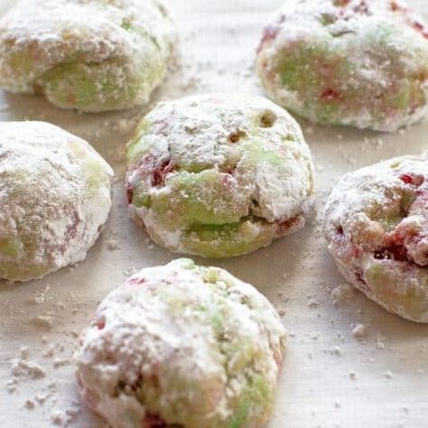 Pistachio Cherry Meltaways - The Girl Who Ate Everything Meltaway Cookies, The Girl Who Ate Everything, Pistachio Recipes, Pistachio Cookies, Cherry Cookies, Pistachio Pudding, Roll Cookies, Cookies Recipes Christmas, Yummy Cookies