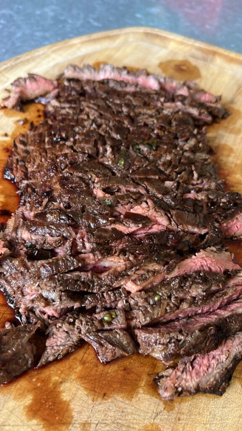 Grilled Honey Soy Flank Steak — Smart In The Kitchen Grilled Chicken Sandwich Recipes, Marinade Flank Steak, Recipe For A Crowd, Super Bowl Menu, Grilled Beef Recipes, Beef Flank, Grilled Chicken Marinade, Grilled Flank Steak, Honey And Soy Sauce