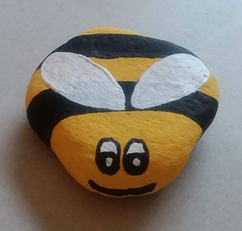 Bee Rock Painting Ideas Easy, Bumble Bee Rock Painting, Bee Rocks, Prek Crafts, Bumble Bee Art, Honey Bee Decor, Bee Painting, Diy Rock Art, Happy Stones