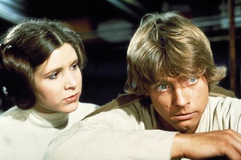 Luke and Leia Mark Hamill Carrie Fisher, Jake Lloyd, Star Wars Meme, Alec Guinness, Good Kisser, Star Wars Character, Star Wars Episode Iv, Dark Vador, Star Wars 1977