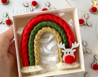 Gift Macrame, Christmas Party Crafts, Handmade Christmas Crafts, Macrame Decor, Homemade Christmas Gifts, Macrame Projects, Childrens Crafts, Macrame Design, Christmas Love