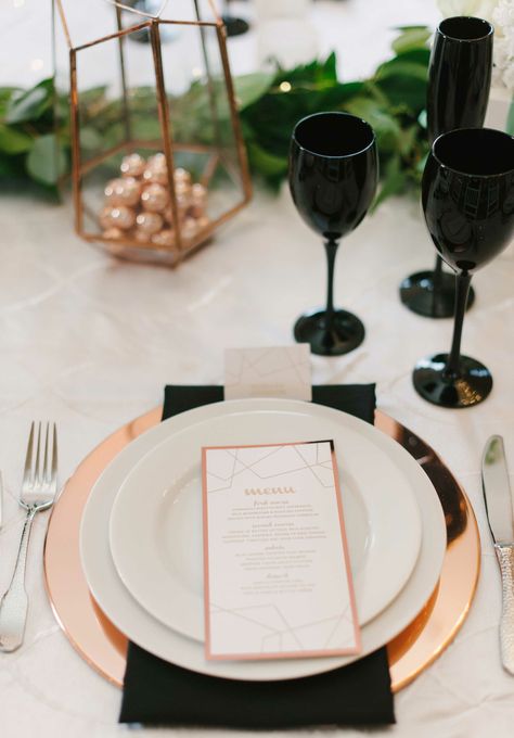 Wedding Table Setting:  Rose Gold and Black Black Wedding Table Setting, Gold Wedding Table Decorations, Wedding Decorations Table Settings, Rose Gold Wedding Decor, Table Rose, Tafel Decor, White Roses Wedding, Gold Wedding Theme, Deco Rose