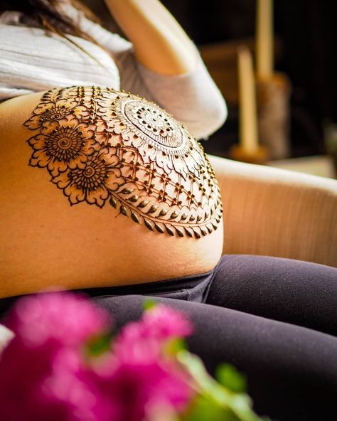 First belly blessing of the year, in a beautiful home with fabulous women. #babybump #bellyhenna #prenatalhenna #naturalhenna #organichenna… Belly Henna, Organic Henna, Fabulous Women, Natural Henna, Mehndi Artist, Mehndi Art, Mehendi Designs, Prenatal, Asian Style