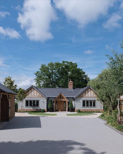 Border Oak on Instagram: “Meadow Cottage, a single storey dream.⁠ ⁠ This beautiful replacement dwelling for an old cottage situated in a leafy Surrey Lane didn't…” Driveway Ideas Cheap, Small Porch Ideas, Modern Bungalow Exterior, Bungalow Style House Plans, Bungalow Renovation, Bungalow Exterior, Cottage Inspiration, Bungalow Style, Small Porches