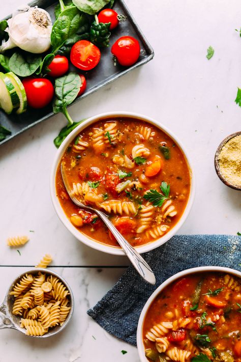 PERFECT 1-Pot Vegan Minestrone! Vegetables, beans, pasta, SO delicious and healthy! #minestrone #soup #recipe #vegan #glutenfree #minimalistbaker Workouts Food, Vegan Minestrone, Curried Butternut Squash Soup, Minimalist Baker, Pasta Soup, Vegan Parmesan, Minestrone Soup, Vegan Soups, Gluten Free Pasta