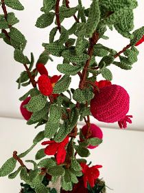 Il Blog di Sam: How to crochet a pomegranate Crochet Bouquet, Crochet Plant, Dry Leaf, Crochet Flower Patterns, Crochet Handbags, Half Double Crochet, How To Crochet, Countries Of The World, Amigurumi Doll