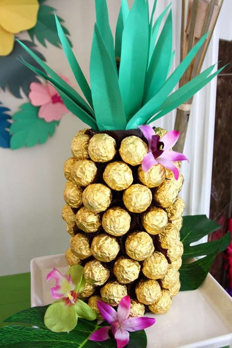 Birthday Luau | CatchMyParty.com. prizes for Hawaiian attire? Hawaiian Luau Birthday Party, Tropisk Fest, Buffet Party, Tropical Birthday Party, Pineapple Birthday, Aloha Party, Luau Theme Party, Luau Birthday Party, Hawaiian Luau Party