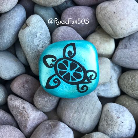 Beach Theme Painted Rocks, Small Rock Painting Ideas, Turtle Rock Painting, Cuadros Aesthetic, Rock Drawing, Turtle Painted Rocks, Painted Gifts, Sea Turtle Painting, Turtle Rock