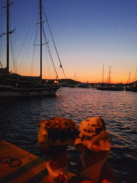 Vacation Wallpaper, Sea Ice, Beach At Night, Summer Ice Cream, Eating Ice, Night Couple, Eating Ice Cream, Sydney Opera House, Ice Cream