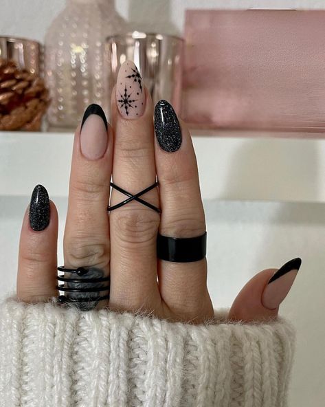 34 Black Winter Nails: Trendy Ideas for Chic Winter Nail Designs with Snowflakes and Gold Accents Black And Silver Nails Almond, Grunge Christmas Nails, Winter Nails Snowflake, Black Winter Nails, Black Almond Nails, Oval Shaped Nails, Matte Black Nails, Square Nail Designs, Stiletto Nails Designs