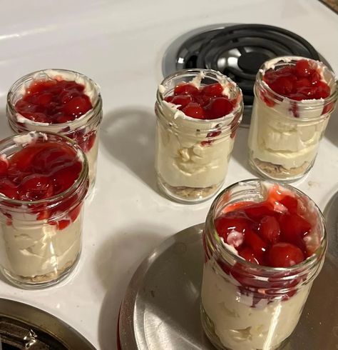 Cherry Cheesecake Jars, Weight Watchers Cheesecake, Jello Cheesecake, Cheesecake Jars, Cheesecake In A Jar, Inflammatory Recipes, Weight Watchers Recipes Desserts, Cheesecake Pudding, Pizza Flavors