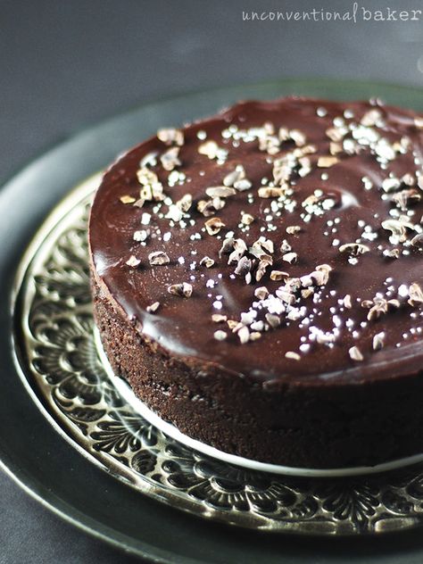 Easy Raw Flourless Chocolate Cake Recipe Flowerless Chocolate Cake, Flourless Chocolate Cake Gluten Free, Flourless Chocolate Cake Recipe, Flourless Chocolate Cake, Flourless Chocolate Cakes, Chocolate Fudge Cake, Vegan Cakes, Salted Chocolate, Flourless Chocolate