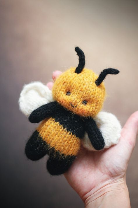 Pattern is only available in ENGLISH. Knitting Bee - Height - 13cm This is not a finished product. This is a knitting PATTERN pdf. 2 single pointed knitting needles. Flat knitting. Knitting cute Honey Bee This pattern is for personal use only. If you want to sell one or two ready-made mascots for charity, please contact me. No part of this DESIGN or TEXT may be reproduced, copied, translated or transmitted without permission Bumble Bee Knitting Pattern, Knitted Bee Pattern Free, Knitted Tutorial, Bee Knitting Pattern, Bee Stuffed Animal, Bee Knitting, Knitting Cute, English Knitting, Etsy Patterns