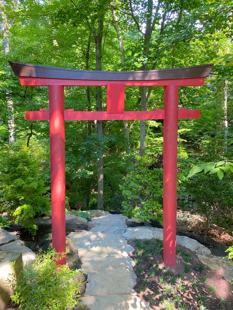 Japanese garden. Tori gate. Japanese Arbor Ideas, Japanese Garden Structures, Diy Torii Gate, Japanese Garden Gate, Japanese Gates Entrance, Japanese Pergola, Diy Japanese Garden, Japanese Torii Gate, Tori Gate