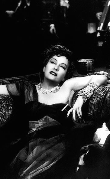 Gloria Swanson as Norma Desmond in 'Sunset Boulevard' (1950). Costume Designer: Edith Head. Saddest Movies, Norma Desmond, Billy Wilder, Sunset Boulevard, Old Hollywood Movies, Silent Film Stars, Septième Art, Look At The Moon, Classic Actresses