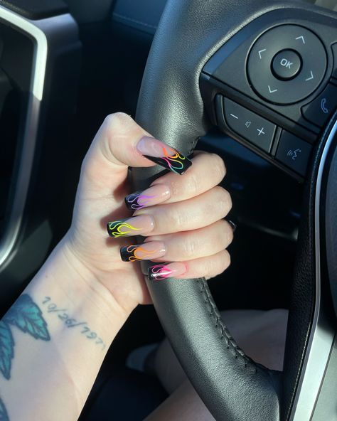 Nails With Flames Design, Black Tip Flame Nails, Nails Fuego, Nails With Fire, Black With Flames Nails, Flame Heart Nails, Nails Acrylic Fire Flames, Black Nails Flame Design, Nails With Flame Design