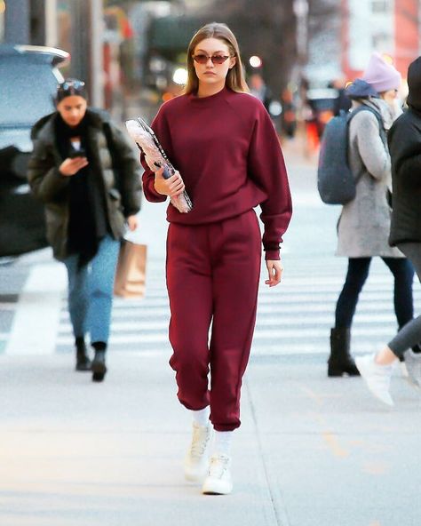 Hailey Rhode Baldwin, Gigi Hadid Street Style, Gigi Hadid Looks, Gigi Style, Gigi Hadid Outfits, Gigi Hadid Style, Sweatpants Outfit, Hadid Style, Celebrity Street Style