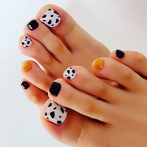 20 Cute & Easy Toe Nail Deisgns for Summer 2023 - The Trend Spotter Cow Pedicure, Nails Design Black, Gold Toe Nails, Toe Nail Design, Glitter Toe Nails, Pedicure Designs Summer, Easy Toe Nail Designs, Simple Toe Nails, Polka Dot Nail Art