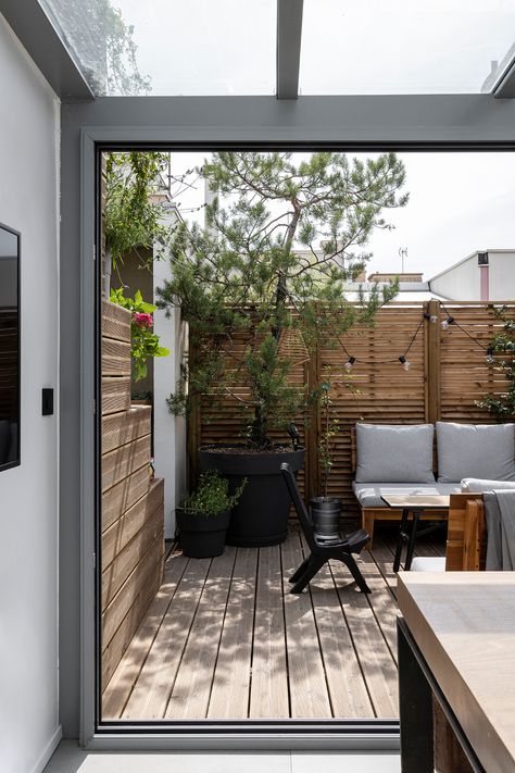 Roof garden ideas: 21 fun and stylish ideas to make the most of your rooftop garden | Livingetc Roof Garden Ideas, Brutalist Apartment, Light Oak Floors, Roof Garden Design, Small Terrace, Concrete Walls, Sea House, Balcony Plants, Flat Interior