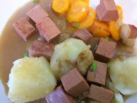 Traditional Newfoundland Bologna Gravy and Boiled Potatoes - Bonita's Kitchen Bologna Gravy, Bologna Recipes, Newfoundland Recipes, Fried Bologna, Travel Venice, Homemade White Bread, Cheap Meat, Homemade Gravy, Pregnancy Cravings