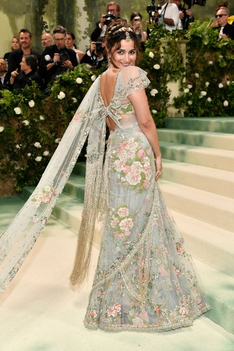 Met Gala 2024: Alia Bhatt Lets The Indian-ness Show at Red Carpet in Statement Floral Saree by Sabyasachi With Dramatic Bow on Blouse - See Pics Alia Bhatt Looks, भारतीय दुल्हन संबंधी, Sabyasachi Saree, Indian Dress Up, Mehndi Outfit, Sabyasachi Sarees, Met Gala Outfits, Desi Dress, Fashion Highlights