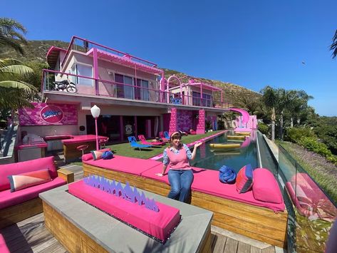 Barbie Airbnb, Barbie Malibu Dream House, Life Size Barbie, Malibu House, Barbie Beach, Real Barbie, Movie 2023, Cheerleading Hairstyles, Barbie Room