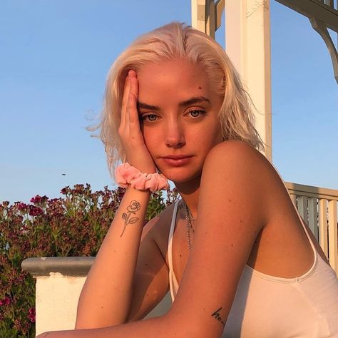 Maddi bragg Maddi Bragg, Minimalist Street Style, White Hair Color, Summer Outfits Minimalist, Casual Summer Outfits For Women, Platinum Hair, Rose Hair, Beauty Guru, Blonde Color