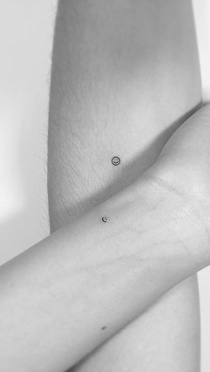 Matching Arm Tattoos, Playground Tattoo, Shape Tattoo, Small Tattoos With Meaning, Парные Тату, Small Tattoo Ideas, Arm Tattoos, Smiley Faces, Pattern Tattoo