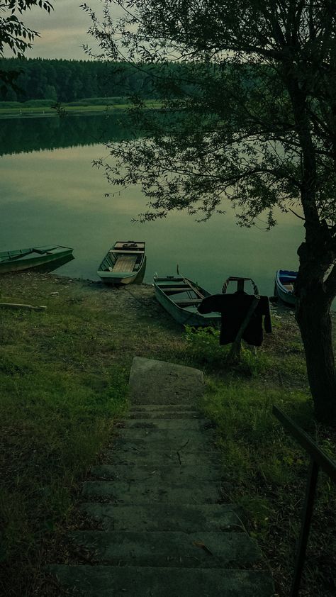 Boat On Water Aesthetic, Eerie Lake Aesthetic, Boat Aesthetic Vintage, Old Memories Aesthetic, Dock Aesthetic, Dark Lake, 70s Inspiration, Story Wattpad, Memories Aesthetic