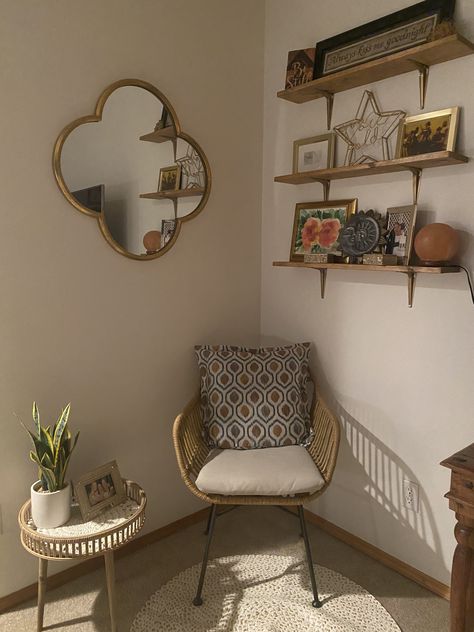 Boho. Bedroom corner. Wicker chair. Good mirror. Small Cozy Corner, Corner Chair Bedroom, Small Corner Decor, Sitting Corner, Corner Bedroom, Bedroom Seating Area, Bedroom Chairs, Boho Style Bedroom, Bedroom Corner