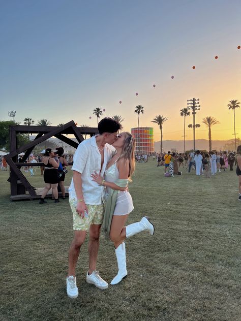 Festival Pictures Ideas Boyfriend, Coachella Couple Pictures, Matching Coachella Outfits Couple, Techno Couple Outfit, Music Festival Couple Pictures, Matching Couple Concert Outfits, Matching Couple Outfits Aesthetic Summer, Couples Coachella Outfits, Music Festival Couple Outfits